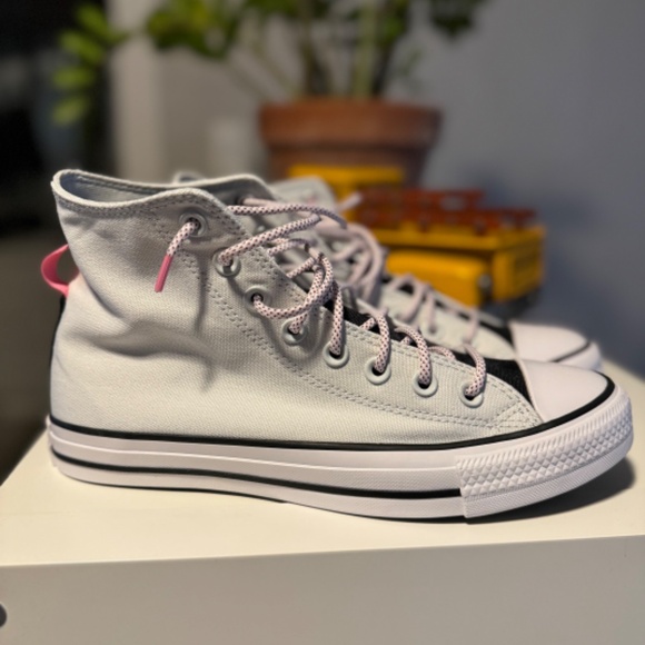 New Converse Hightop sneakers - Picture 3 of 7